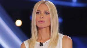 Dunque l'avventura di ilary blasi, la quale aveva firmato il contratto per diventare la nuova dopo il rinvio dell'isola dei famosi 2020 per la blasi c'è l'opzione sky. Totti Beats Ilary Blasi The Crushing Defeat Ruetir