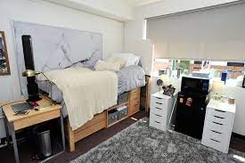 I'm finally caught up with my videos so you guys i know it can be hard to pick housing for college, especially for usc freshman dorms! Olivia Jade Shares Her Usc Dorm Decor Teen Vogue