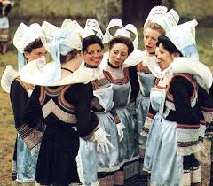 Costume Of Pont Aven And Vicinity Bro Gernev Or Cornouialle Brittany European Costumes French Costume Costumes