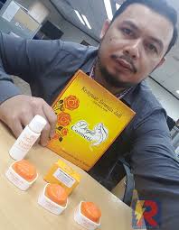 Cara pakai dari produk ertos tergolong sangat mudah dan tidak begitu sulit, cukup ikuti anjuran pakai atau ikuti saran dan masukan dari penjual yang memberikan layana konsultasi gratis ataupun berbayar disaat setelah. Daus Redscarz Set Deeja Cosmetik Untuk Lelaki Sejati