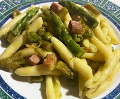 Regolate di sale, spegnete la ﬁamma e unite le punte di asparagi e la pancetta, servite subito, accompagnando con pepe e volendo con un goccio di panna. Pasta Con Asparagi Piselli E Pancetta I Templari Del Gusto