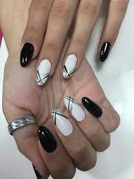 Ein nagellackdesign muss nicht unbedingt aus bunten farben bestehen, um für einen tollen effekt zu sorgen. In Black White Black White Nagelideen Nageldesign Schone Nagel