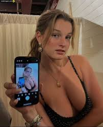 Carly Jane Nue Seins | (Voir maintenant) 2025