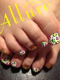 ネオンレオパードフット 奈良 橿原八木 ネイルサロン allure nailのネイルデザインカタログ ペディキュアのネイルアート つま先ネイルデザイン 足の爪