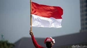 Bendera merah putih yang terpasang pada tiang itu menyentuh got di depan pagar asrama. Sejarah Bendera Merah Putih Dan Maknanya Untuk Indonesia