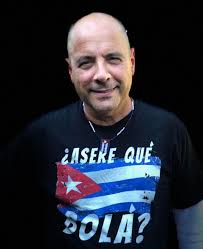 A mi padre ¡y al ajeno! A los padres en su día los quiero felicitar y les  voy a regalar un verso, una poesía. A mi padre que decía: “sé honesto, hijo,