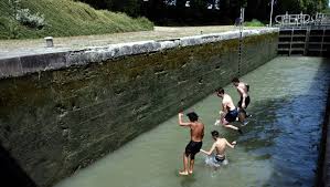 Tout au long de l'été, le rhin est une invitation à la baignade. Baignade Interdite Oui Mais Bon Il Fait Chaud Petitbleu Fr