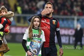 Goal kick for sassuolo calcio at luigi ferraris. Genoa Sassuolo La Figlia Di Gianmario Zerbini In Campo In Memoria Del Papa Ivg It