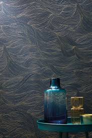 Tapete Faurora Blau Dynamische Wellenlinien In Metallischer Optik In 2020 Wandgestaltung Wohnzimmer Farbe Tapeten Wohnzimmer Farbe