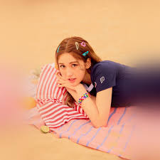 somi geoul apeseo tto yeonseuphae du nuneul keuge tteo ireon pyojeongeul neon johahae eotteoke hamyeon deo yeonyakhae cheongchohae boilkka an kkumindeut kkumyeobogon hae yeojaui maeumeul neomu molla neon let me just say it now duryeoun nae moseupkkaji gamssa anajwo nan ne meori kkokdaegieseo chumchwo you dumb dumb nan ne meori kkokdaegieseo chumchwo you dumb dumb… Hs59 Girl Kpop Beach Somi Ioi Summer Wallpaper