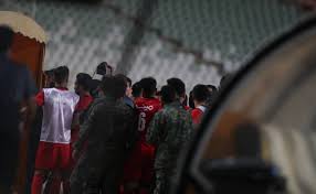 احسان کوراهی همان فردی بوده که از زمان حضور قرمزها در اصفهان درهتل محل اقامت آنهد در این شهر کنار آنها بوده و گفته می شود با درخواست باشگاه پرسپولیس ، آی‌دی کارت حضور در جایگاه ویژه ورزشگاه. Ø³Ù†Ø¯ Ø³Ù¾Ø§Ù‡Ø§Ù†ÛŒ Ù‡Ø§ Ø¹Ù„ÛŒÙ‡ Ø³Ø±Ù¾Ø±Ø³Øª Ù¾Ø±Ø³Ù¾ÙˆÙ„ÛŒØ³ ÙˆÛŒØ¯ÛŒÙˆ Ù†ÛŒÙˆØ² Ù¾Ø§Ø±Ø³ÛŒ