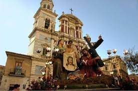 Ogni vara esposta il giovedì santo la mattina per i vari quartieri di caltanissetta, verrà addobbata con fiori e luci pronte. La Settimana Santa A Caltanissetta Una Vera E Propria Opera D Arte In Movimento I Viaggi Di Cicerone