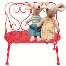 Poveste arhicunoscuta, text rusesc, poveste inca valabila. Doi Pe O Banca Rosie Set Romantic Maileg