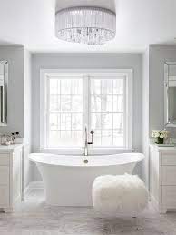 15 moglichkeiten um rock glam kronleuchter im badezimmer diyundhaus com weisse badezimmer badezimmer renovieren badezimmer streichen