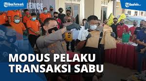 51 likes · 7 talking about this. 4 Pengedar Narkoba Ditangkap Di 3 Tkp Berbeda Warga Curiga Mondar Mandir Dan Lempar Sabu Ke Tanah Tribun Video
