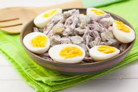 салат с курицей и грибами и огурцами и яйцами Salat S Yazykom I Marinovannymi Ogurcami Russkie Produkty Nacionalnaya Eda Recepty Salatov