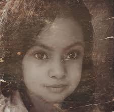 Saludos, me podrian hacer el finisimo favor de mejorar la calidad de esta  foto. Es la unica foto que tenemos de mi madre joven. Bendiciones y muchas  gracias.