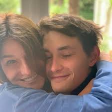 Photo : Carla Bruni fête aujourd'hui son 56e anniversaire. Carla Bruni et  son fils Aurélien, Instagram
