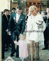 Fransa cumhurbaşkanı emmanuel macron ve eşi brigitte macron'un başkent paris'teki resmi ikametgahları elysee sarayı'ndaki çiçeklere geçen yıl 600 bin euro (5,4 milyon lira) harcadığı ortaya çıktı. Ø§Ù„Ø³Ø§Ø­Ù„ Ø·Ø±Ø­ Ø¯ÙŠÙ† Brigitte Macron Wedding Dress Cartersguesthouses Com