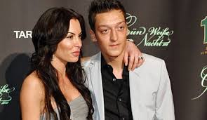 Anna hat auch einen bruder namens robin lewe. Ozil Missfiel Lagerbloms Freizugiger Lebensstil Pi News