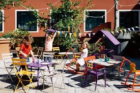 De tafels en stoelen van de fermob luxembourg. Luxembourg Kid Bank Designermobel Architonic