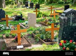 Tumbas Con Lapidas Y Cruces De Madera En Un Cementerio Fotografia De Stock Alamy