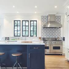 Kitchens Of Instagram On Instagram Love This Backsplash Feature Envyhousedesigns Design Backsplash Kitchen Inspirations Home Kitchens Kitchen Design