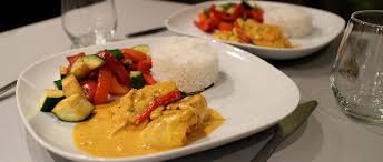 Ajoutez les cubes de poisson et les tranches de courgettes ainsi que le coulis de tomates, le lait de coco et les épices. Curry Sexy Cabillaud Coco Piment My Beautiful Dinnermy Beautiful Dinner