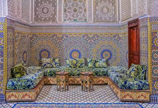 Nous avons un atelier sp&eacute;cialis&eacute; qui met &agrave; disposition du zellige traditionnel au Maroc, notamment &agrave; Agadir. Si vous souhaitez acqu&eacute;rir du zellige marocain artisanal, n'h&eacute;sitez pas &agrave; nous contacter. Nous sommes