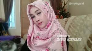 Lipat tudung bawal menjadi tiga segi dengan bahagian dalam sedikit pendek dan bahagian luar sedikit panjang. Ais Hijab Kediri 10 Model Cara Pakai Tudung Bawal Terkini Tutorial Hijab Paling Cantik Facebook