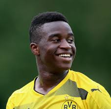 Obwohl schwitzen natürlich ist, ist es vielen menschen unangenehm. Bvb Wunderkind Moukouko 12 Vielleicht Ein Zwei Jahre Alter Welt