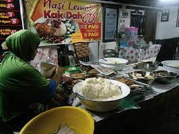 So that it was named like that.usually i will tell the `nasi lemak` seller to pack the `nasi lemak` and i will eat. Nasi Lemak Bawah Mok Leha Homestay Kuala Terengganu Facebook