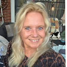 19-4-2020 Dienst met Apostel Peter Klene Opnieuw heeft de  Nieuw-Apostolische Kerk een dienst via YouTube uitgezonden. Immers kunnen  kerken als gevolg van de Corona maatregelen geen diensten houden in  kerkgebouwen. Zo worden