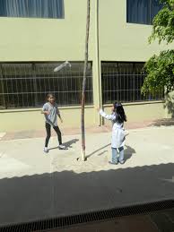 El objetivo del juego es pasar la pelota sobre la malla y tratar de que caiga en la cancha contraria. Pelota Voladora Intercanvi Educatiu Cochabamba Sant Joan Despi