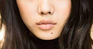 Haluskan satu siung bawang putih, hingga berbentuk pasta. 8 Cara Menghilangkan Tahi Lalat Dengan Cara Alami Popmama Com