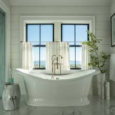 A Vermont Mountain Getaway Nestled Into A Heavily Wooded Site Dusche Fenster Badezimmer Design Bad Fenster Vorhange