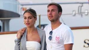 Beim sieg gegen galatasaray istanbul in der qualifikation zur champions league spielte der weltmeister herausragend. Fussball Stars Im Urlaub Ann Kathrin Und Mario Gotze Flittern Auf Ibiza