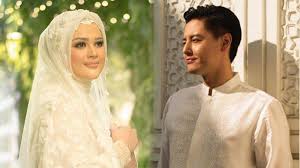 Cut meyriska mengaku kesal karena anaknya diberi makan bubur dari nasi bekas oleh baby sitter yang diperkerjakan. Foto Perdana Cut Meyriska Dan Roger Danuarta Setelah Sah Tampil Berseri Sambil Pamerkan Buku Nikah Surya