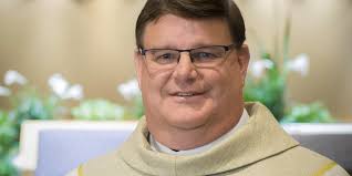 Una riflessione sul prete che ha fatto coming out sostenuto dal suo vescovo