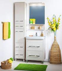 Idee Rivestimenti Bagno Mobile Con Lavandino Armadio Alto Con Scaffali Decorazione Con Un Vaso Specchio Con Mensole Arredamento Bagno Arredamento Bagno