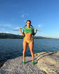 Ara Bozorgian Nude and Sexy Photo Collection - Fappenist