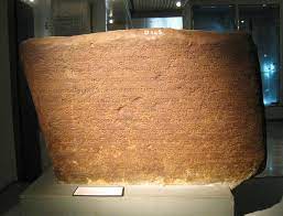 Bahasa yang terdapat pada batu bersurat kedukan bukit tersebut ditulis dengan menggunakan huruf palava, iaitu sejenis tulisan india selatan purba bagi penyebaran agama hindu. Talang Tuwo Inscription Wikidata