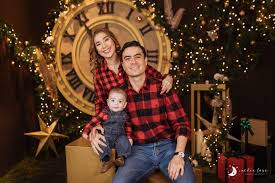 Nos Sentimos Felices De Recibir A Cada Familia En El Set Navideno Y Crear Un Lindo Recuerdo De Esta Navidad 2019 Fotog Christmas Sweaters Couple Photos Photo