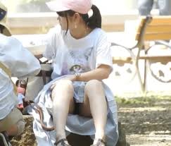 女の子たちのスカートの中をのぞき見！！公園でのお花見座りパンチラ動画を紹介してみた。 | リクスープール