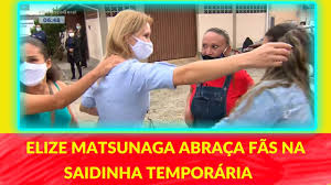 Pela primeira vez, ela é entrevistada e divide seu ponto de vista. Elize Matsunaga Abraca Fas Na Saidinha Temporaria Youtube