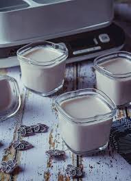 Yaourts A La Violette Retour En Enfance Assure Litchi Vanille Recette Yaourt Recette Yaourt Avec Yaourtiere Yaourt