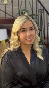 Un rubio que no pide permiso, ¡simplemente roba miradas! 💛 En Michelle  Beauty House cuidamos tu cabello con terapias antes, durante y después de  tu procedimiento… porque tu cabello siempre está en las ...