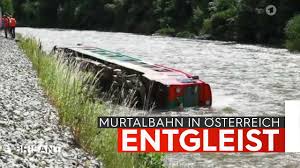 Ein wagen der murtalbahn in salzburg ist entgleist und in den fluss gestürzt. Wskq8hmr5x1hnm