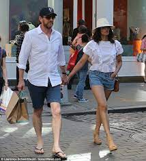 Lovebirds Padma Lakshmi And Boyfriend Adam Dell Went Shopping In New York On Saturday Moda Hombre Verano Ropa Masculina Moda Hombre