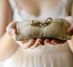 50 idee originali e alternative per il cuscino portafedi. Portafedi Originali E Classici Per Matrimonio Impeccabile